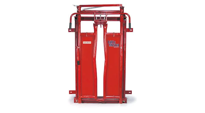 CattleMaster Series 6 Heavy Duty Cattle Squeeze Chute - view 2